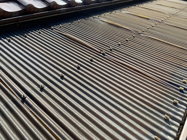 稲美町の経年劣化が進んだ波板